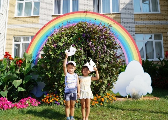 Сад радуга. Вейделевка детсад Радуга. ЦРР детский сад Радуга Вейделевка. Клумба в садике Радуга. Детский садик Радуга.