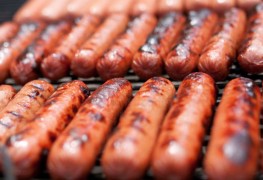 Аппетитные сосиски на гриле