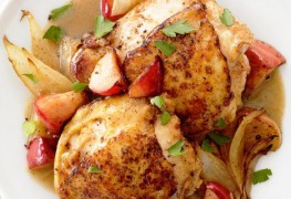 Куриные бедра, запеченные с дольками яблок