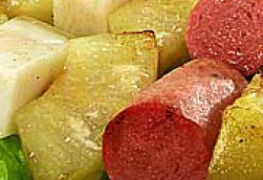 Sausage skewers with pineapple