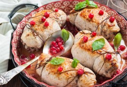 Куриные рулетики с клюквой и сыром