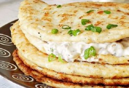 Куриные блины с грибным соусом